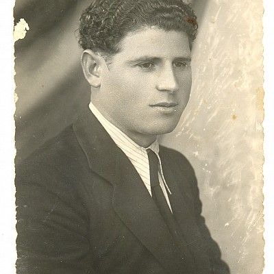 <br/>Su padre Miguel